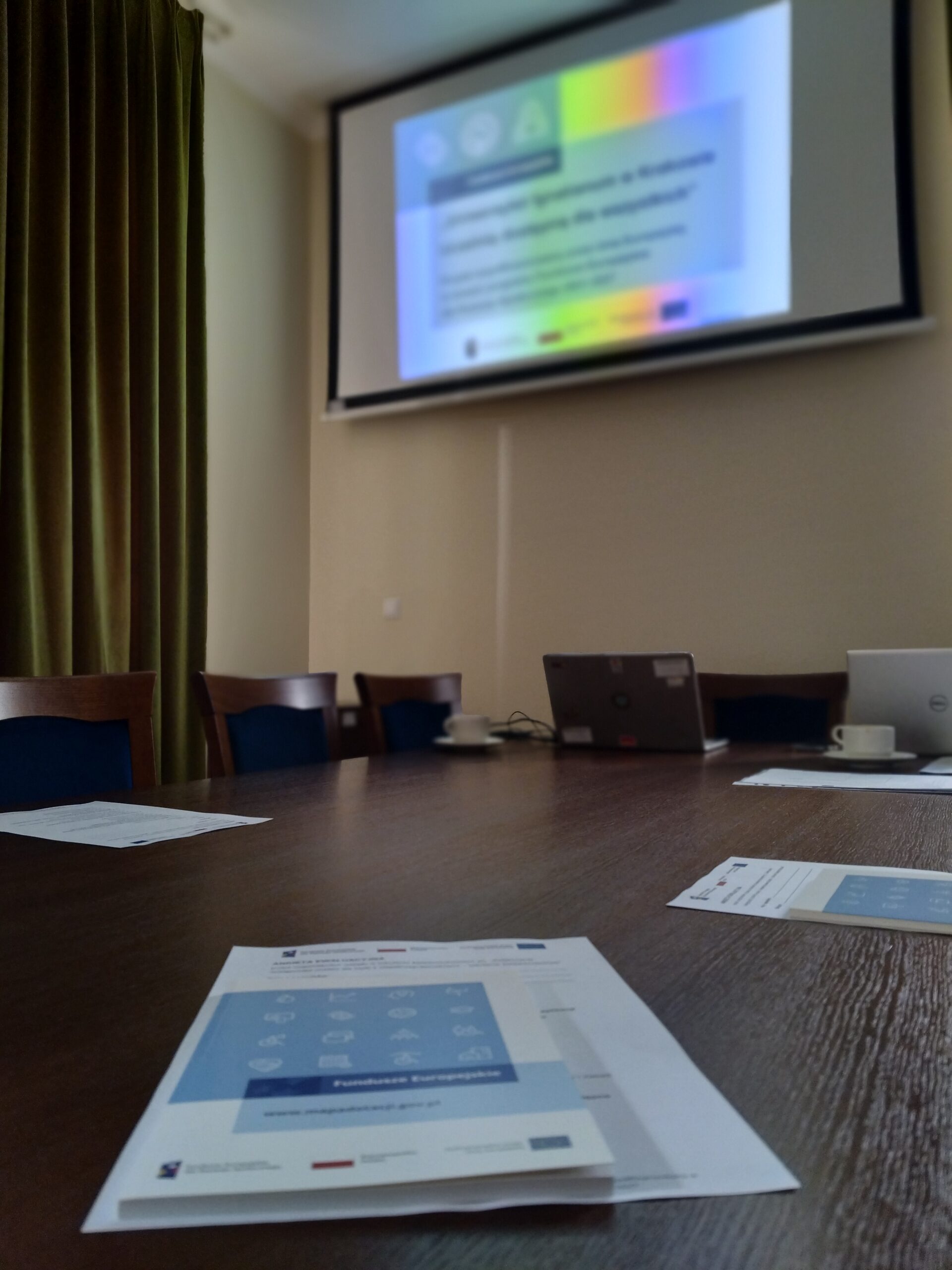 zdjęcie przedstawia stół z notatnikami ze szkolenia